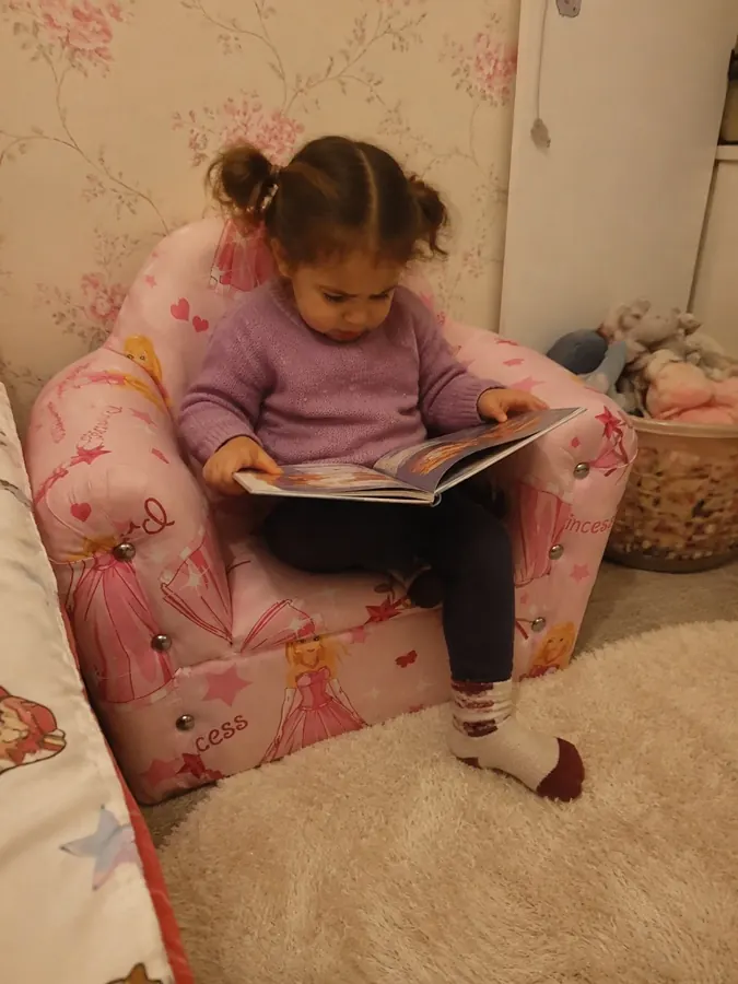Koltukta kitap okuyan küçük kız