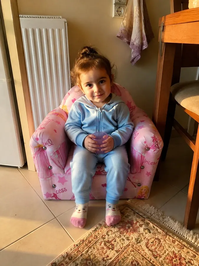 Mutfakta koltuğunda oturan çocuk