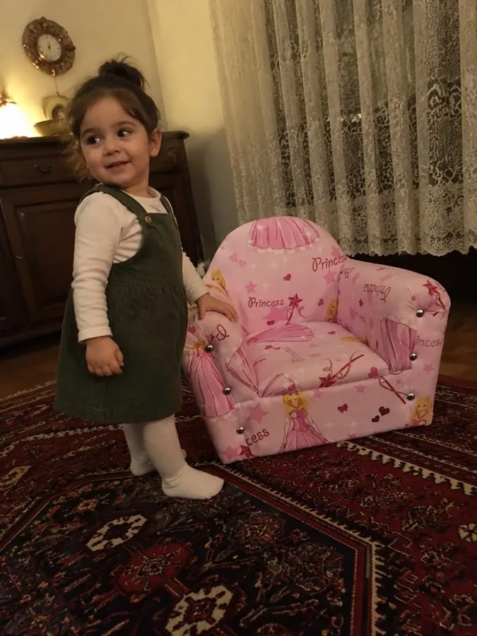 Koltuğun yanında ayakta duran çocuk